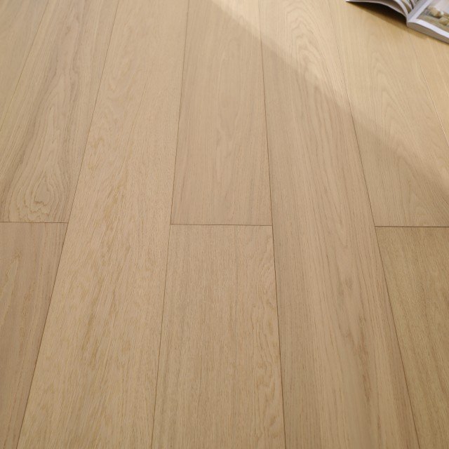 Beirut hardwood flooring detail view 3 - Brushed texture and grain pattern