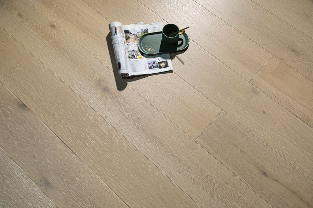 Bodrum hardwood flooring detail view 6 - Brushed texture and grain pattern