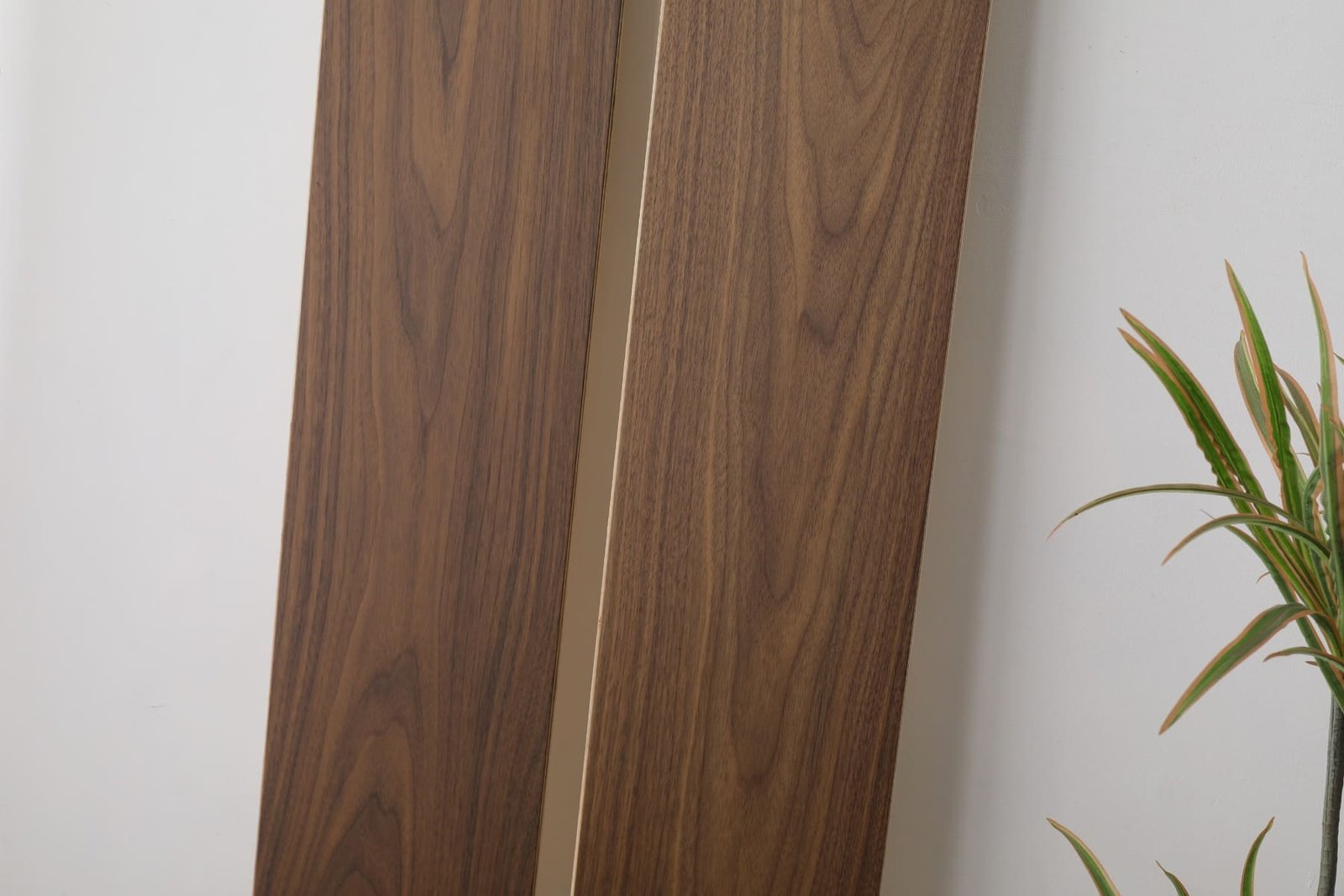 Casablanca hardwood flooring detail view 2 - Smooth texture and grain pattern