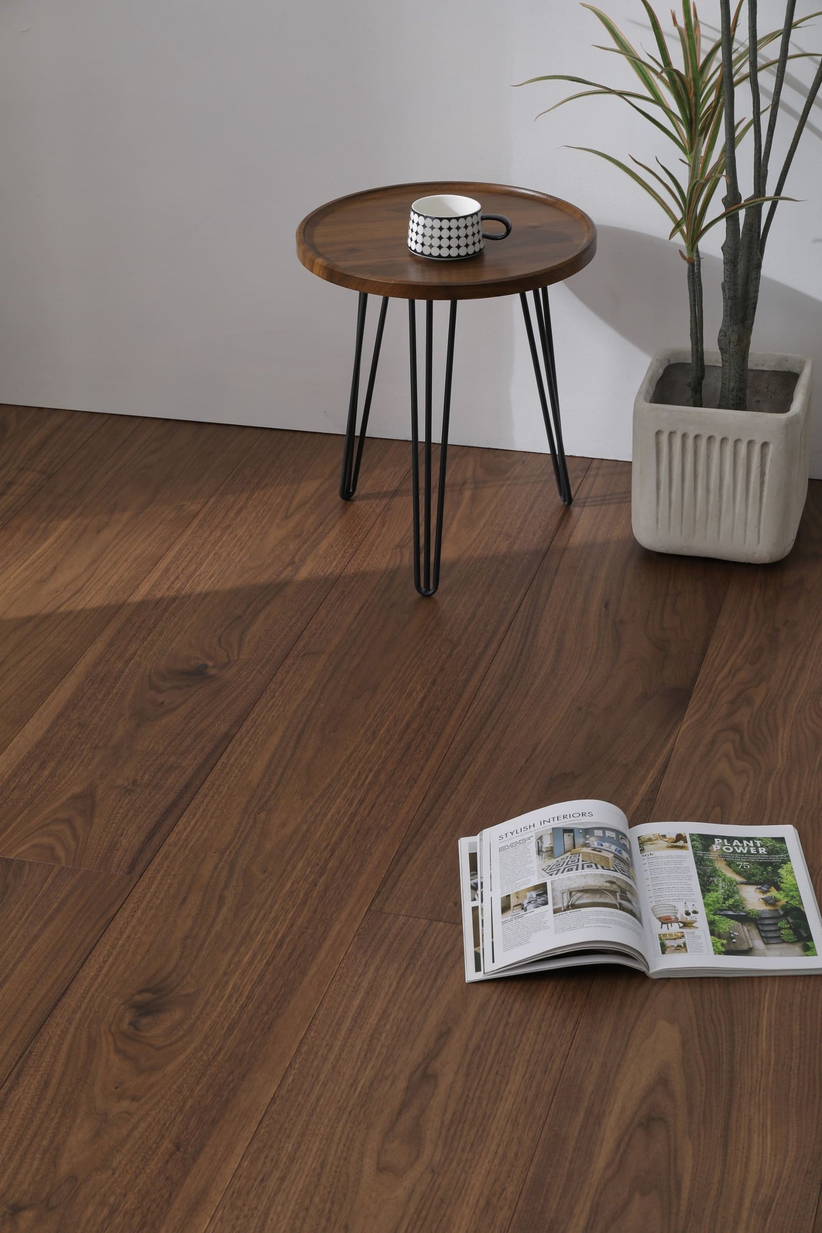 Casablanca hardwood flooring detail view 5 - Smooth texture and grain pattern