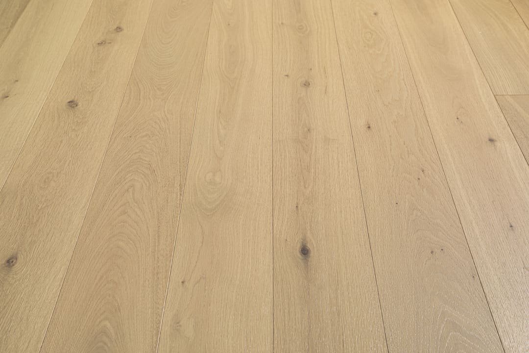 Cassis hardwood flooring detail view 6 - Brushed texture and grain pattern