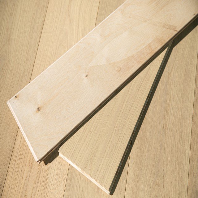 Deauville hardwood flooring detail view 5 - Brushed texture and grain pattern
