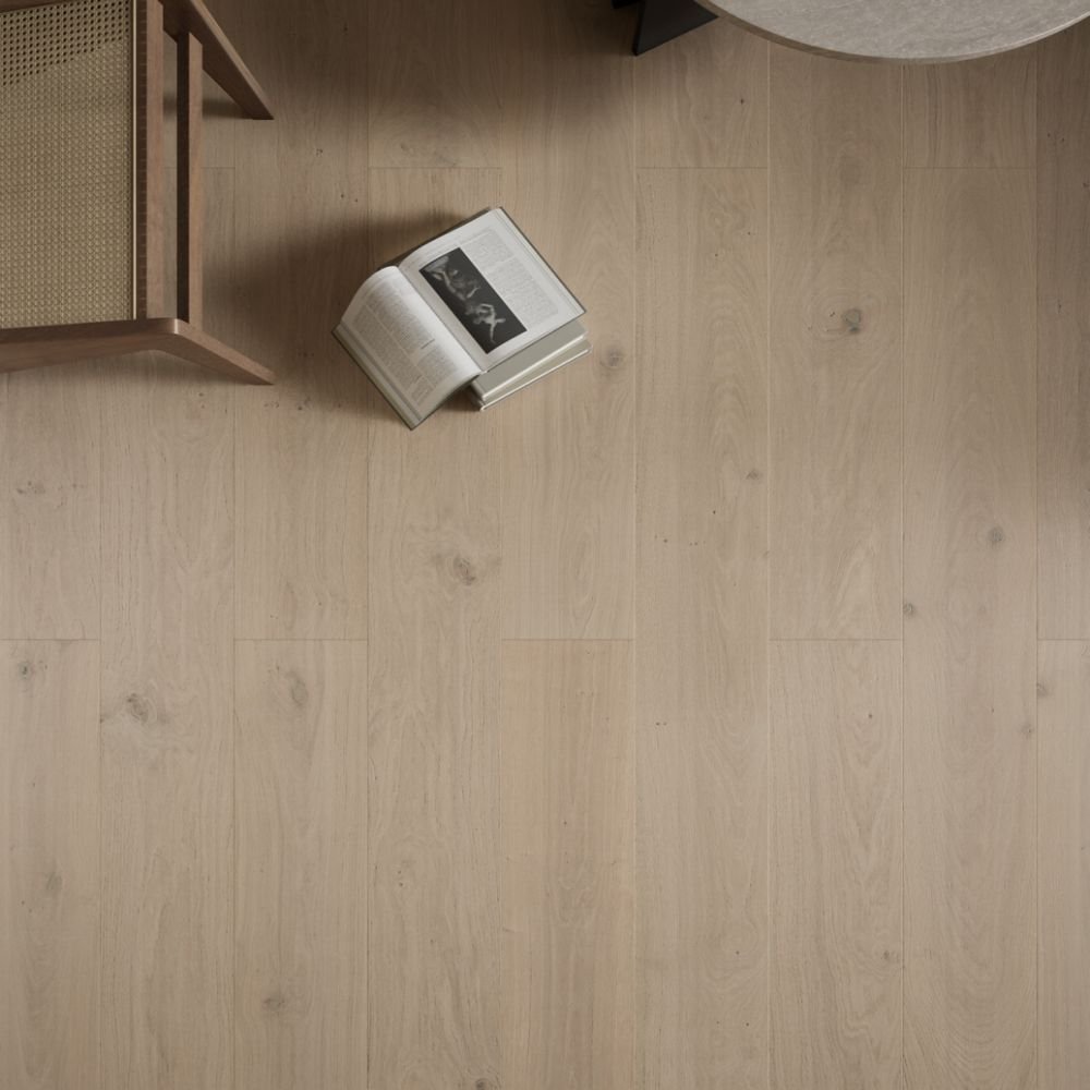 Épernay hardwood flooring detail view 6 - Wire Brushed texture and grain pattern