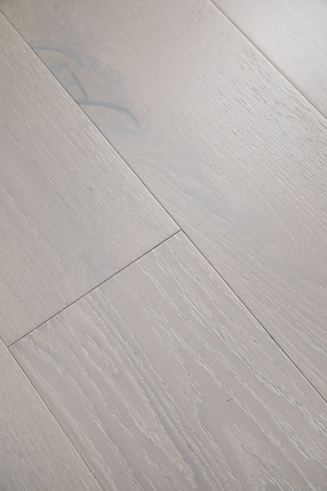 Lucca hardwood flooring detail view 5 - Brushed texture and grain pattern