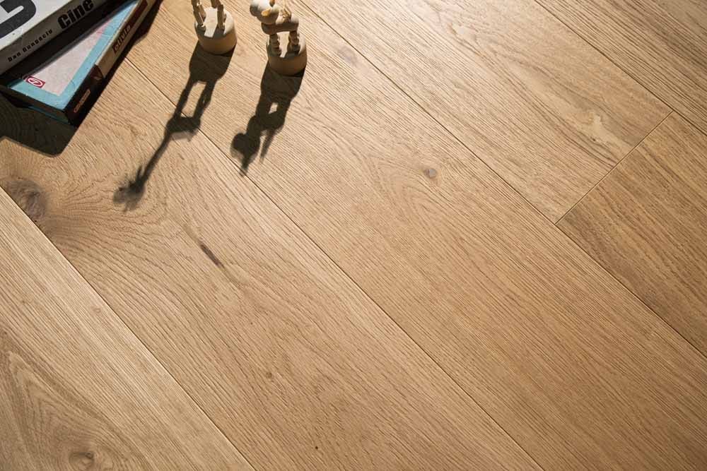 Menorca hardwood flooring detail view 6 - Brushed texture and grain pattern