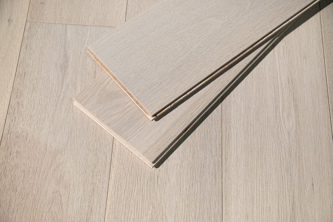 Santorini hardwood flooring detail view 3 - Brushed texture and grain pattern