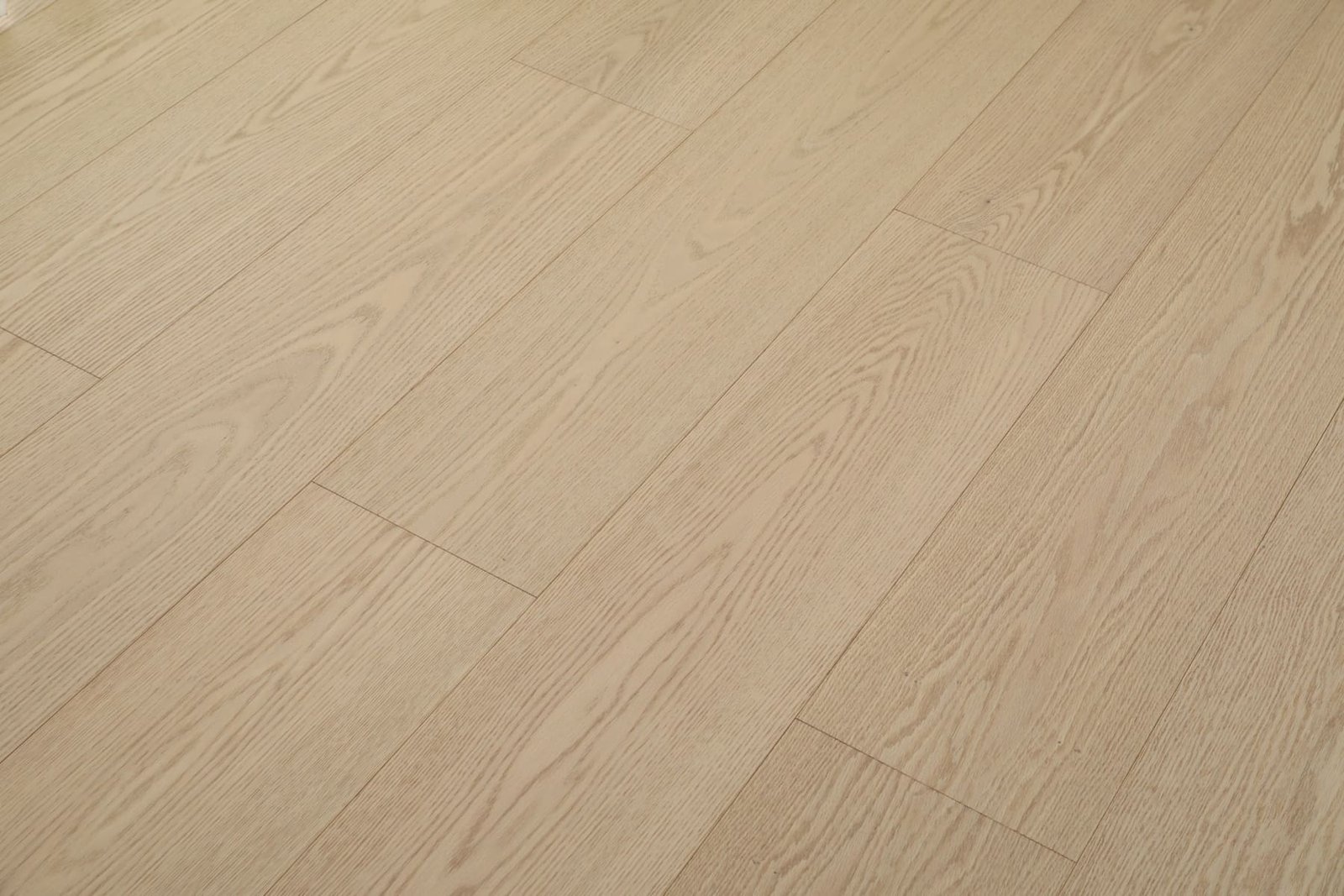Savannah hardwood flooring detail view 5 - Brushed texture and grain pattern