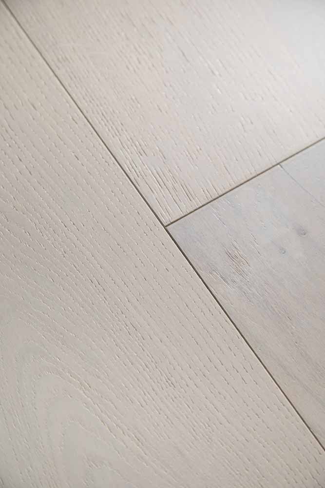 Siena hardwood flooring detail view 3 - Wire Brushed texture and grain pattern