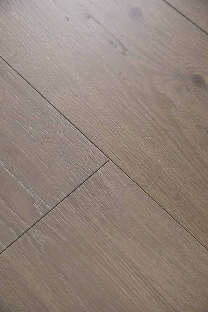 Toledo hardwood flooring detail view 6 - Brushed texture and grain pattern