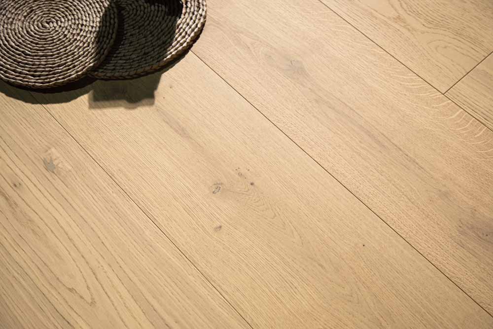 Verona hardwood flooring detail view 6 - Brushed texture and grain pattern